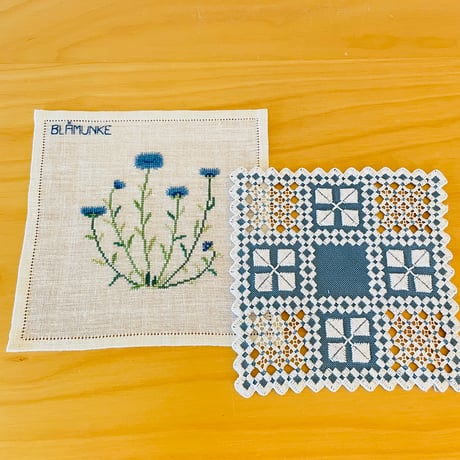 北欧刺繍/ハダンガー刺繍と矢車草の刺繍/ドイリー/2枚セット
