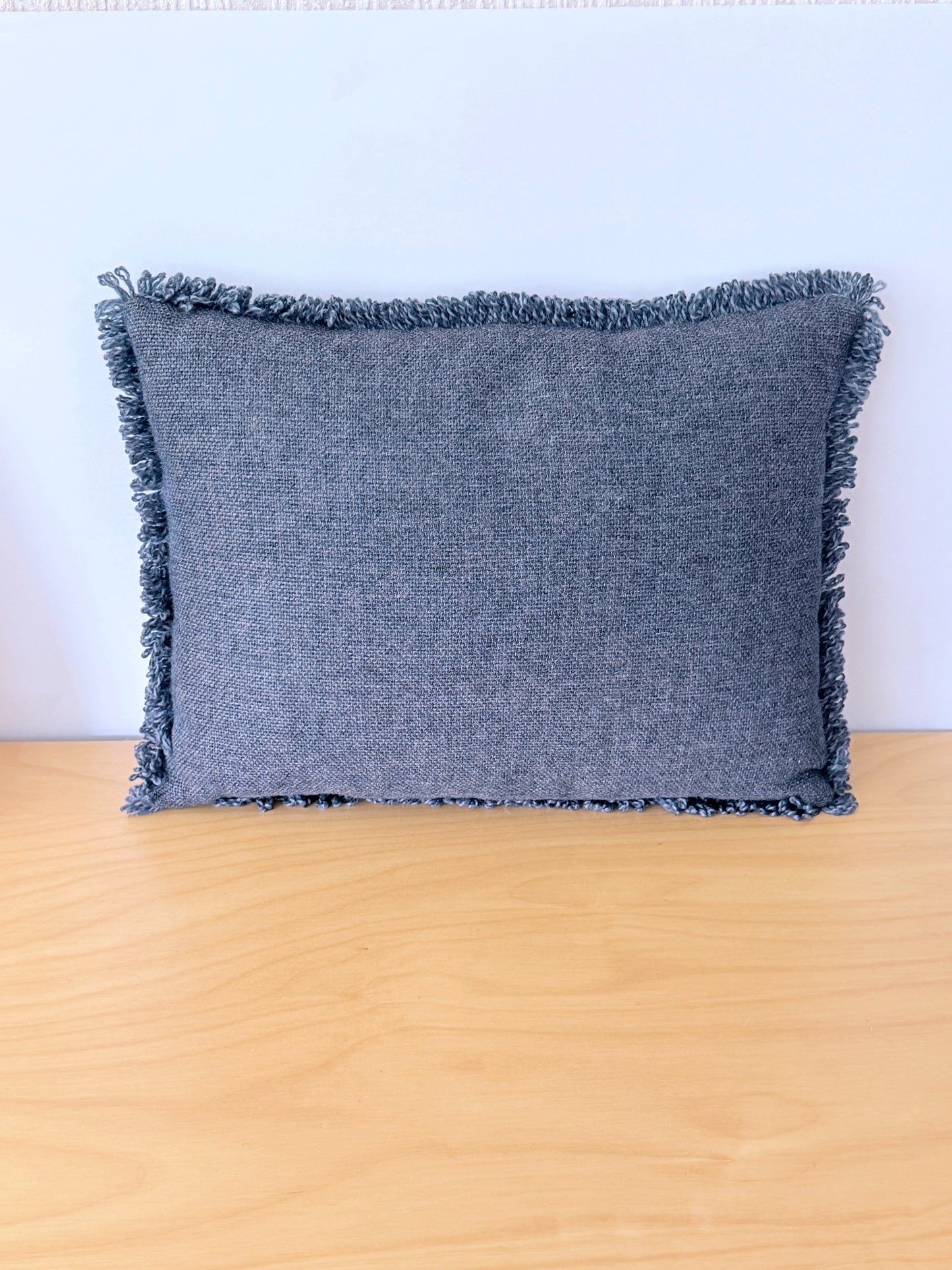 北欧伝統手工芸/Tvistsöm/トヴィスト刺繍/クッション/ツバメとお花