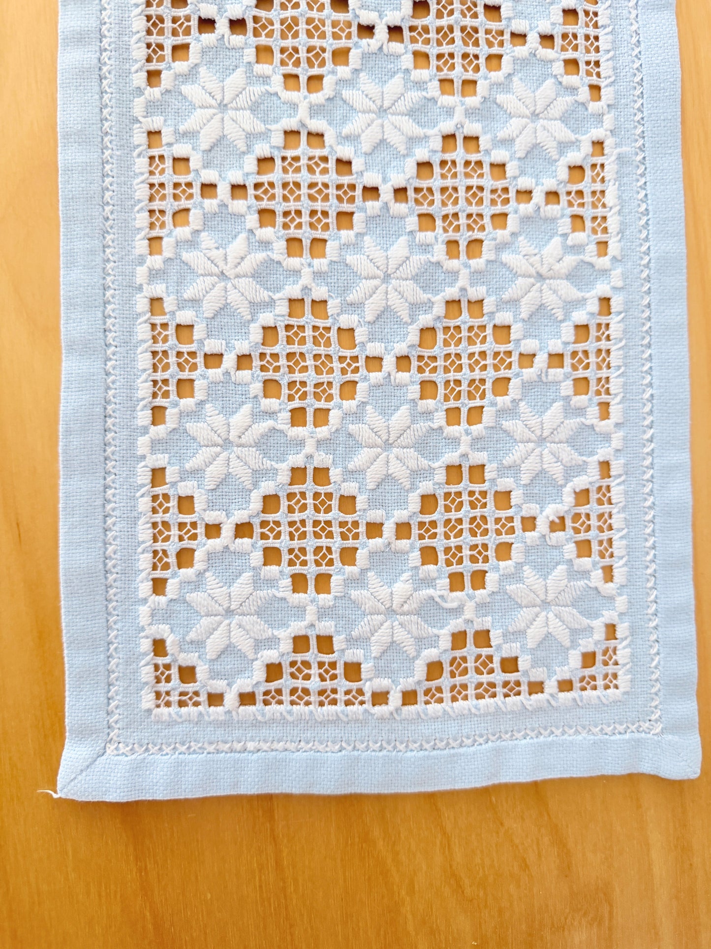 北欧手工芸/ハタンガー刺繍/横長/テーブルクロス