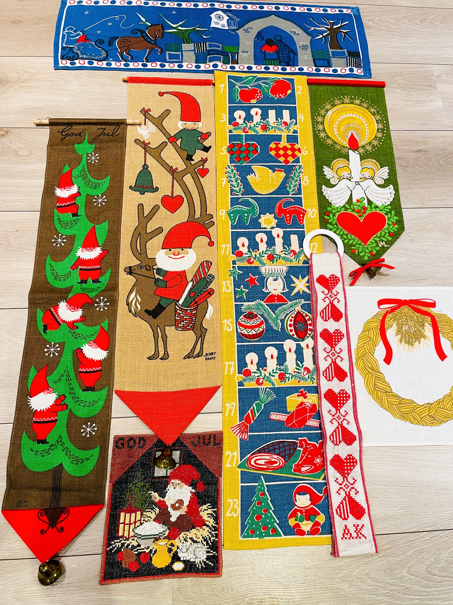 北欧のクリスマス/刺繍のタペストリー/God Jul/メリークリスマス/Tomte/トムテ