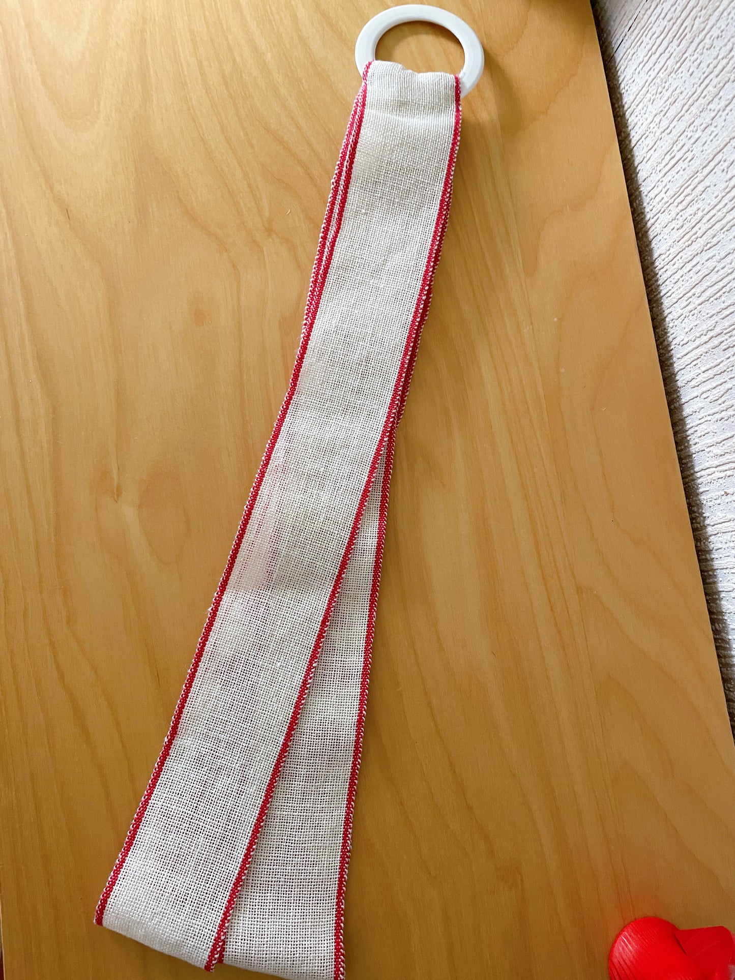 北欧のクリスマス/北欧刺繍/トレイハンガー/ハート柄