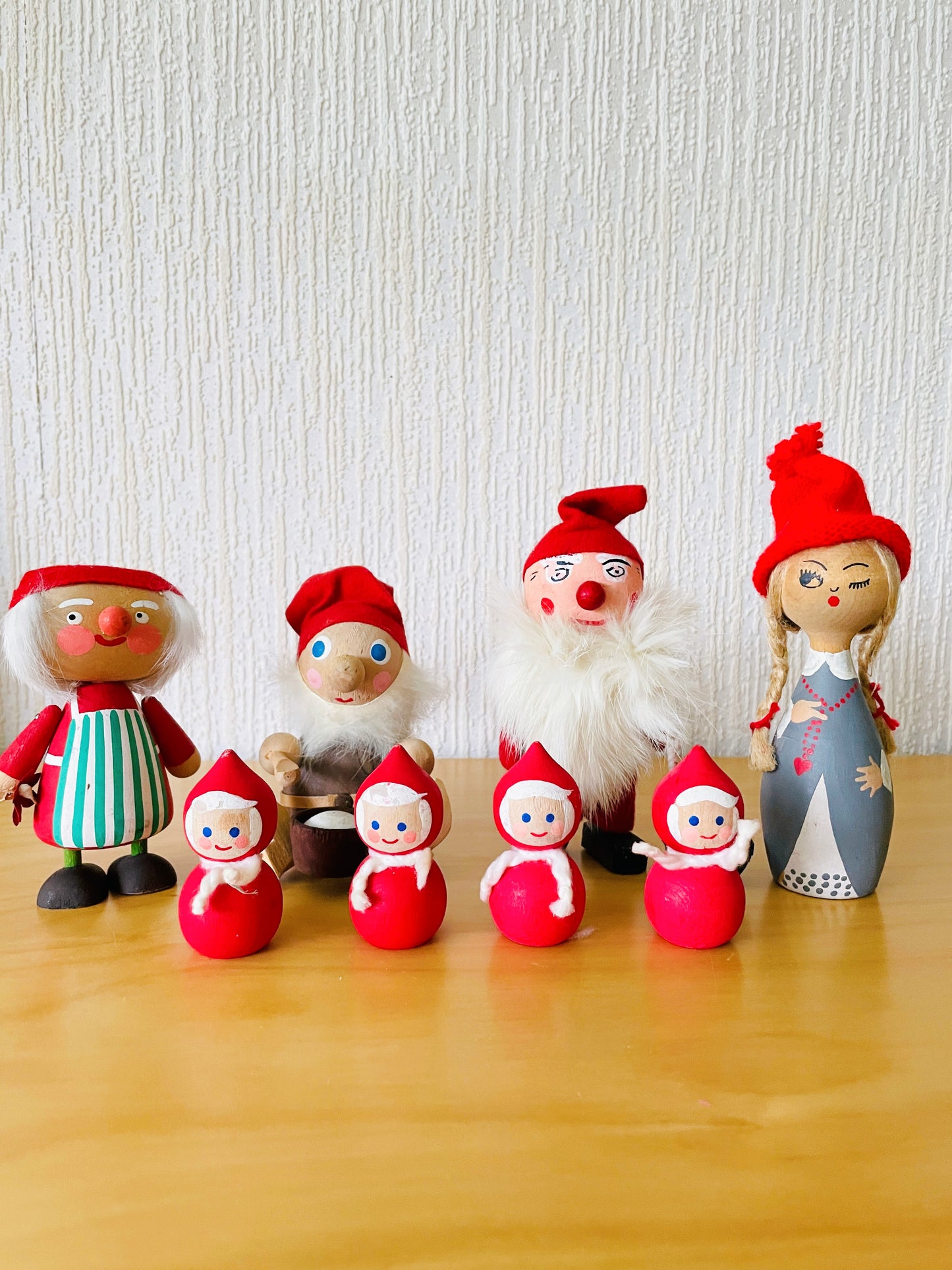 北欧のクリスマス/Svensk Hemslöjd/Tomte Mor/木製人形/お花を持ったエプロン姿が可愛いトムテの母さん