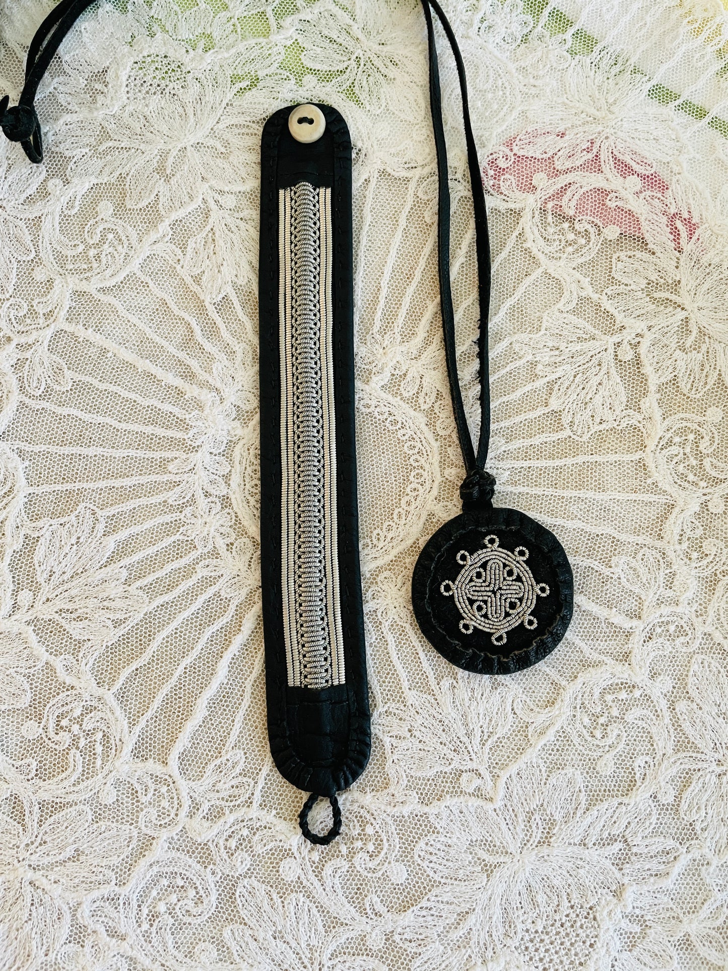 Sameslöjd/サーミ伝統手工芸品/本革製ブレスレット/19cm/ブラック