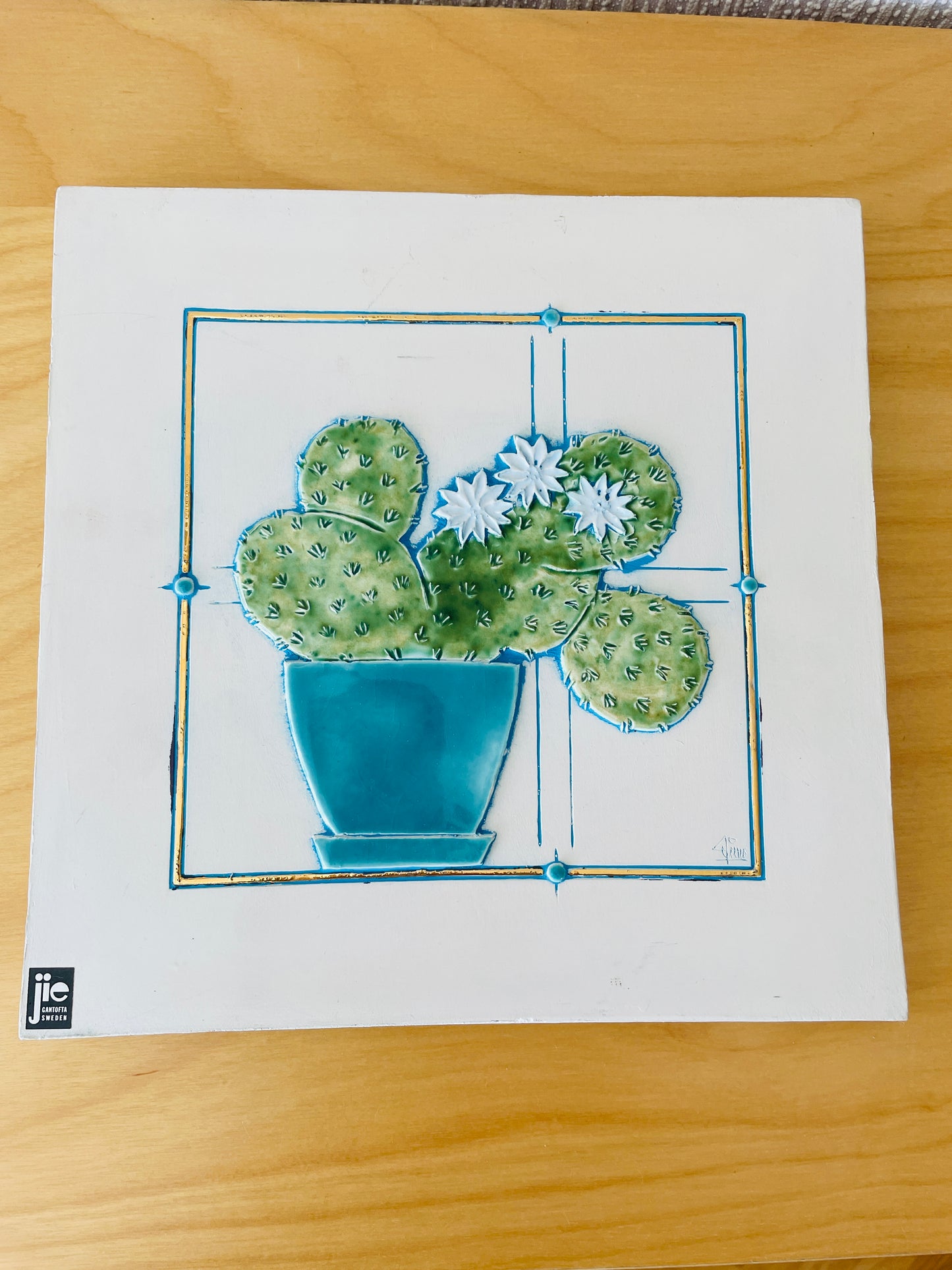 Jie Gantofta/ジィガントフタ/陶板/ターコイズブルーの鉢にサボテンの花