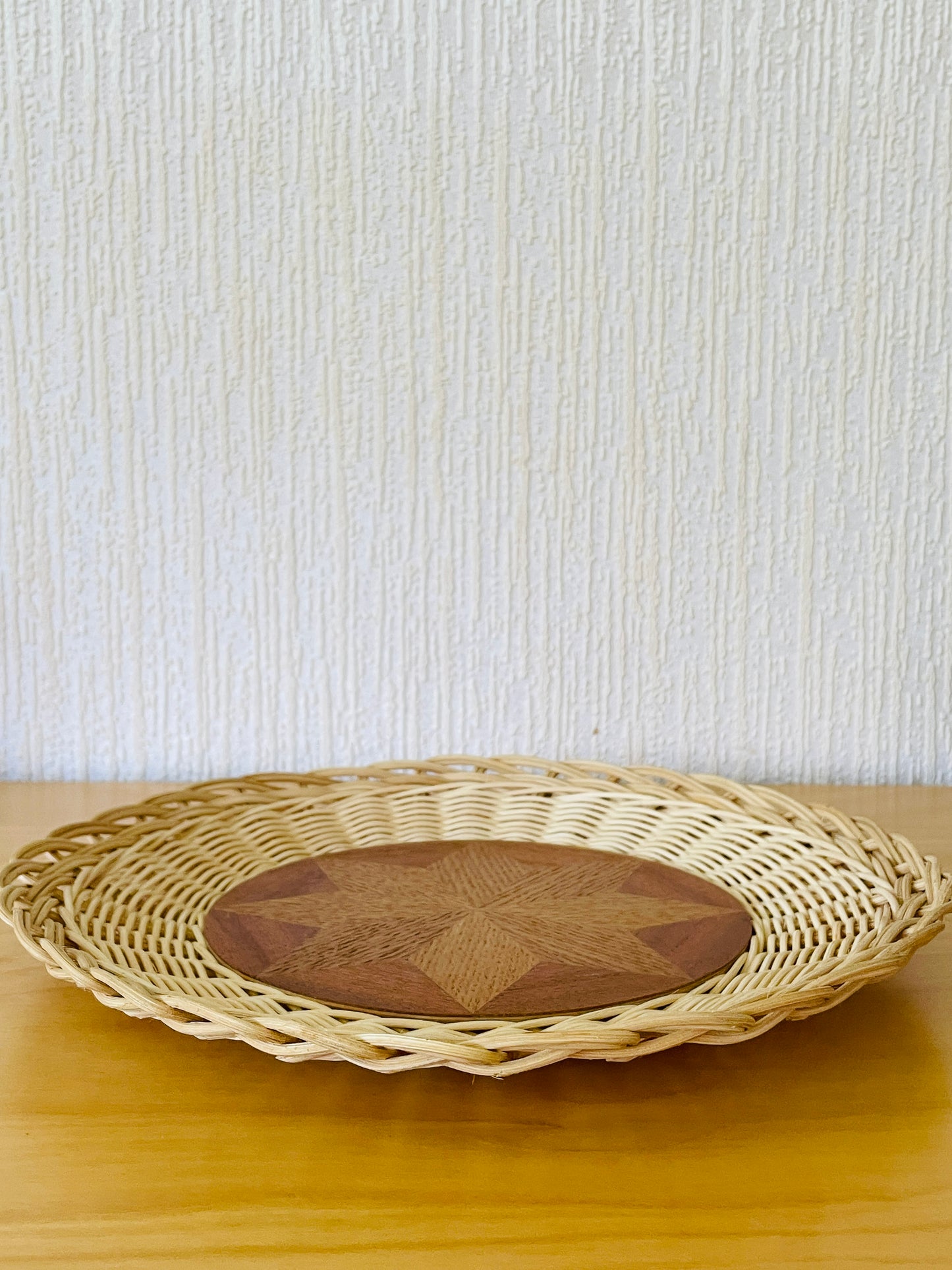 籐とチークのスタイリッシュなトレイ/ラウンド/32cm