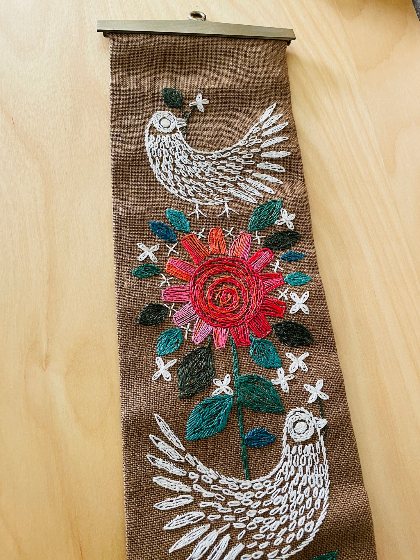 北欧刺繍のタペストリー/野鳥と梅の花/Mässing/メッシングの止め金/ロング/134cm
