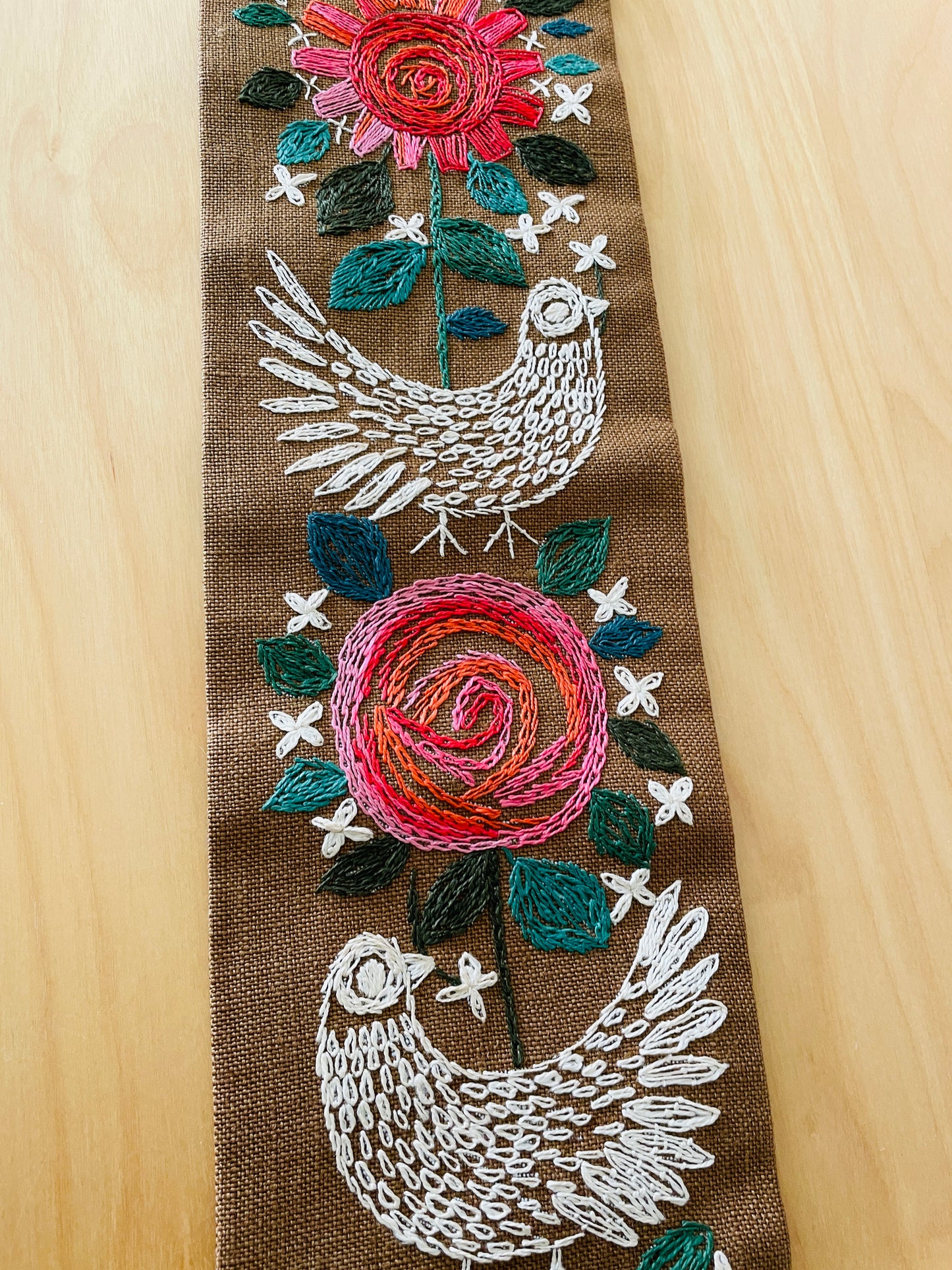 北欧刺繍のタペストリー/野鳥と梅の花/Mässing/メッシングの止め金/ロング/134cm