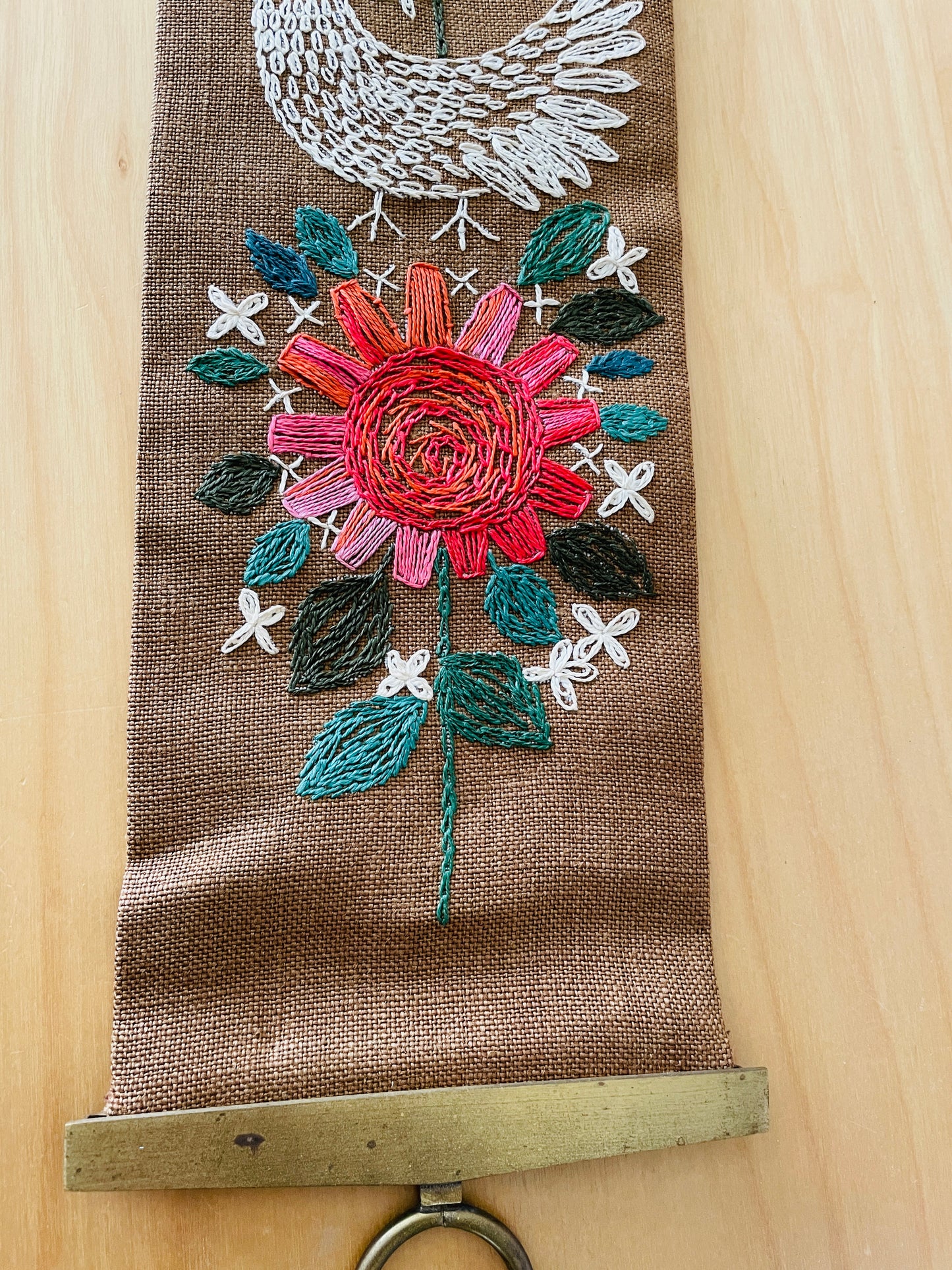 北欧刺繍のタペストリー/野鳥と梅の花/Mässing/メッシングの止め金/ロング/134cm
