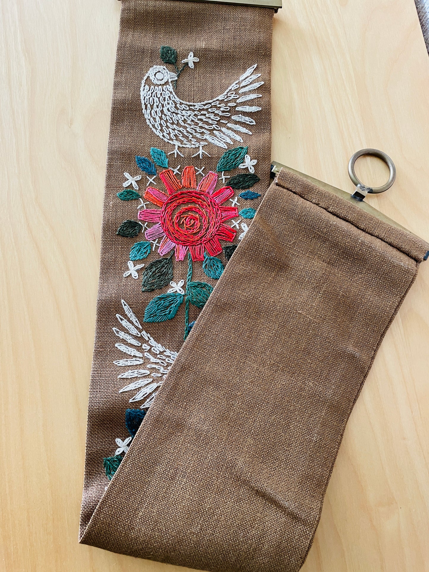 北欧刺繍のタペストリー/野鳥と梅の花/Mässing/メッシングの止め金/ロング/134cm