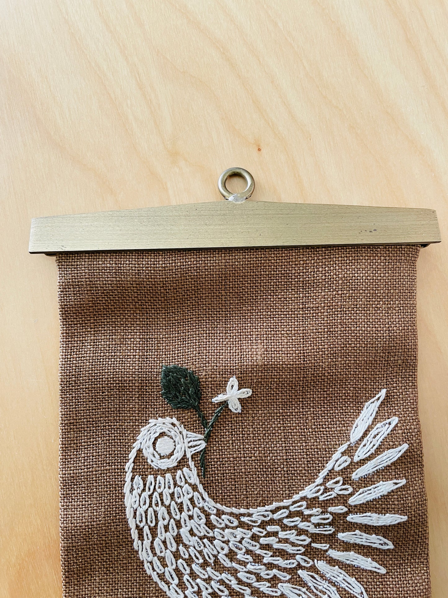 北欧刺繍のタペストリー/野鳥と梅の花/Mässing/メッシングの止め金/ロング/134cm