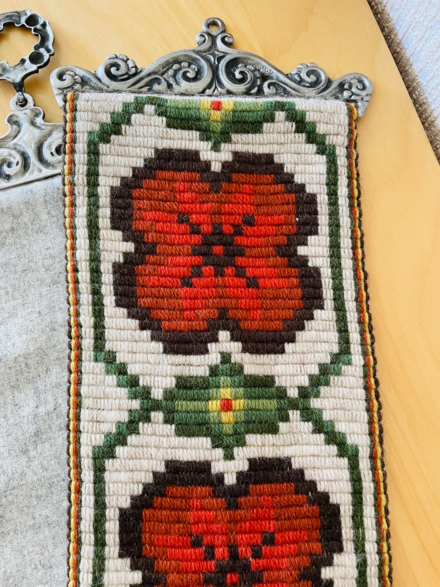 北欧手工芸/タペストリー/ウール刺繍/Almoge/ロング/120cm