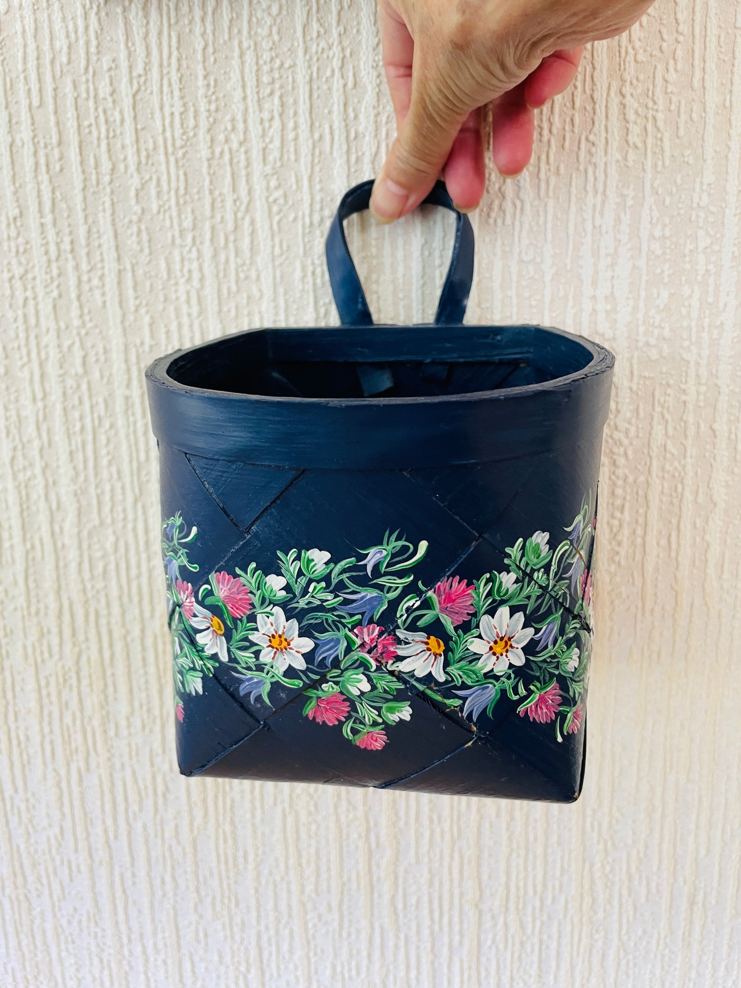 北欧伝統手工芸/Spånkorg/スポンコリ/壁掛けタイプ/ハンドペイント/ブルーにいっぱいのお花柄