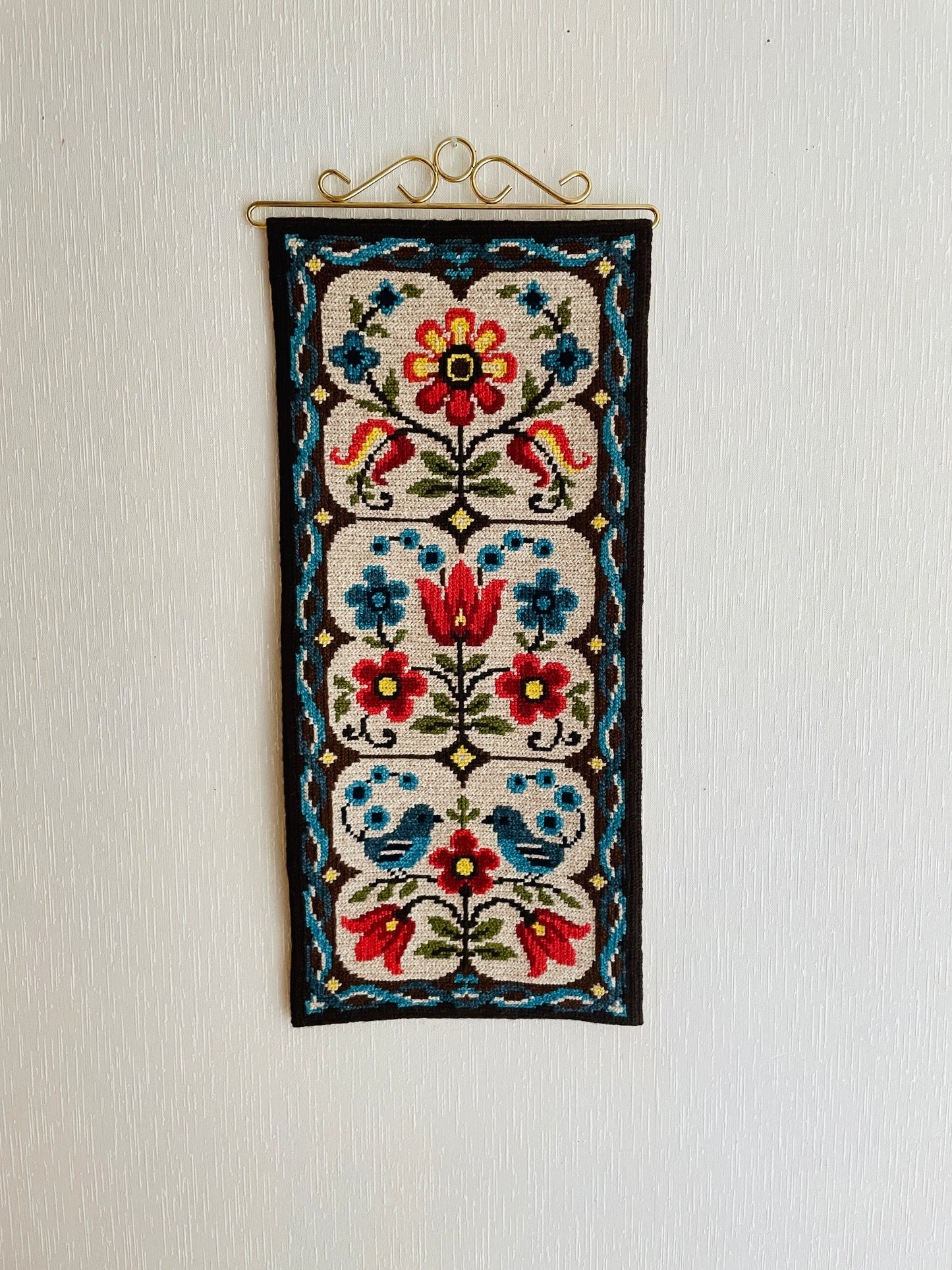 北欧手工芸/トヴィスト刺繍/タペストリー/鳥とお花