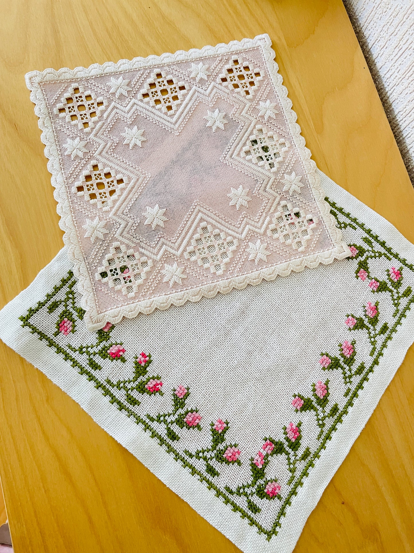 北欧刺繍/ハタンガー刺繍/クロスステッチ/刺繍クロス2枚セット