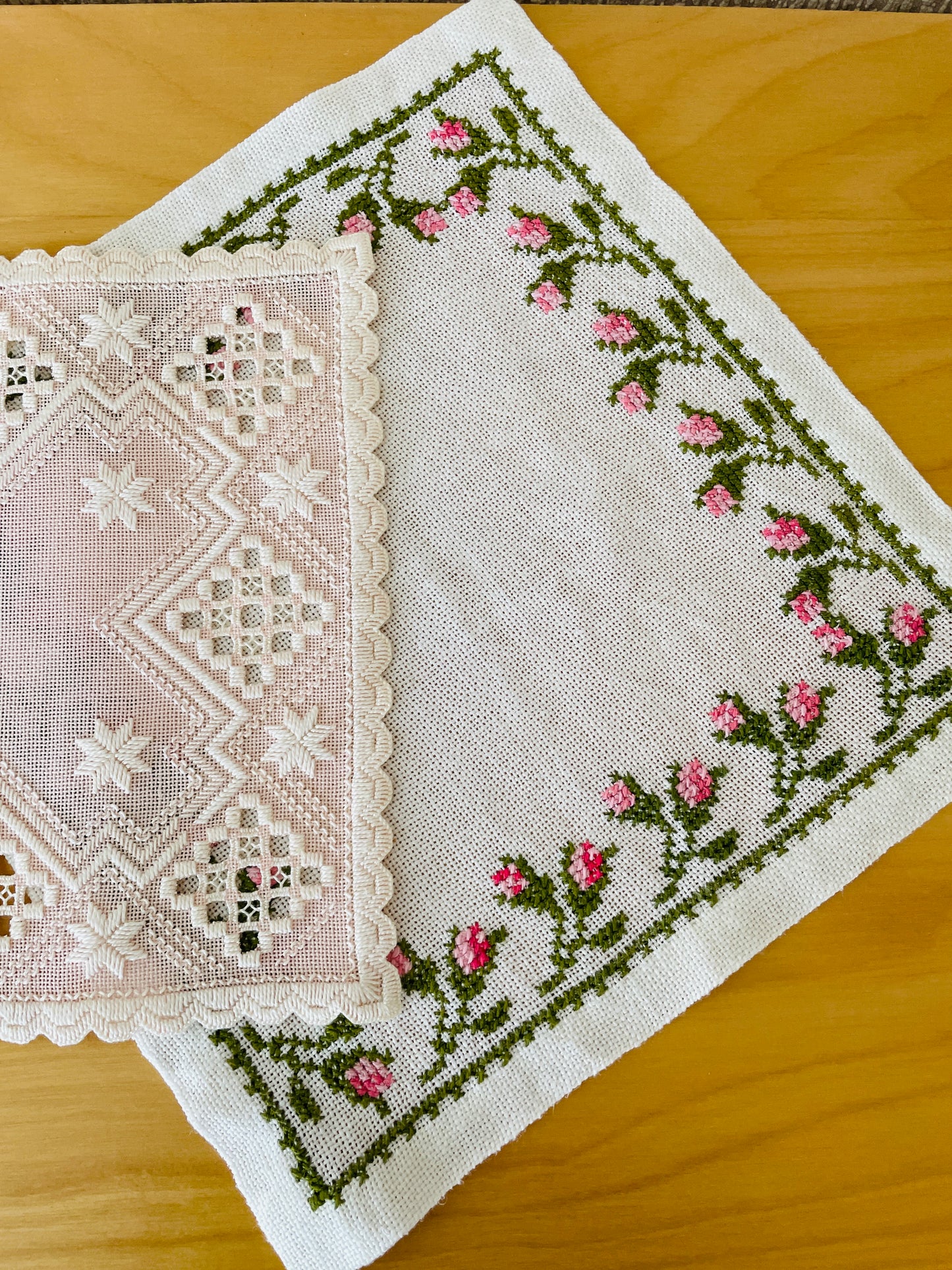北欧刺繍/ハタンガー刺繍/クロスステッチ/刺繍クロス2枚セット