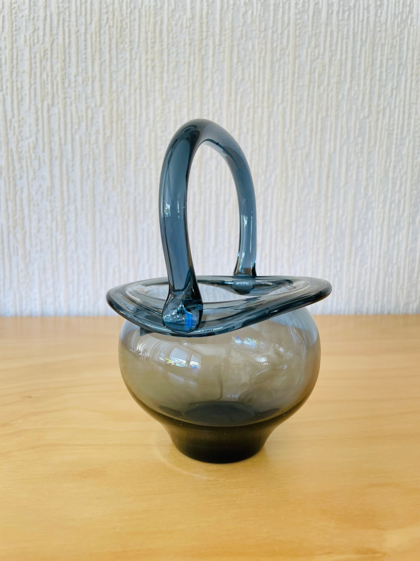 Ekenäs Glasbruk/エケネースガラス工房/ハンドメイドガラスのボンボンニエ/グレー