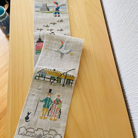 北欧ヴィンテージ/北欧刺繍タペストリー/ニルスの不思議な旅/チークの留め具付き/ロング/108cm