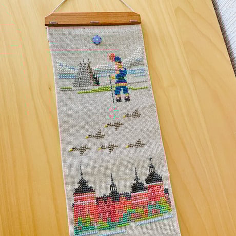 北欧ヴィンテージ/北欧刺繍タペストリー/ニルスの不思議な旅/チークの留め具付き/ロング/108cm