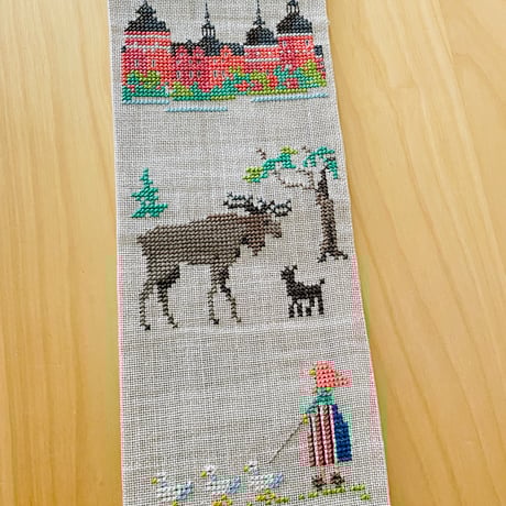 北欧ヴィンテージ/北欧刺繍タペストリー/ニルスの不思議な旅/チークの留め具付き/ロング/108cm