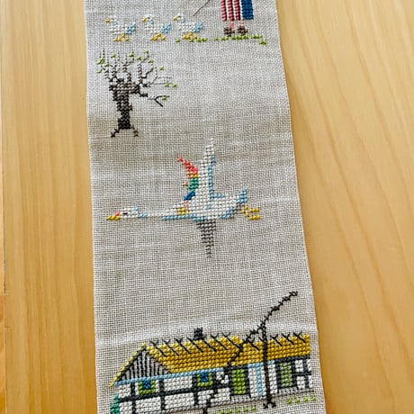 北欧ヴィンテージ/北欧刺繍タペストリー/ニルスの不思議な旅/チークの留め具付き/ロング/108cm