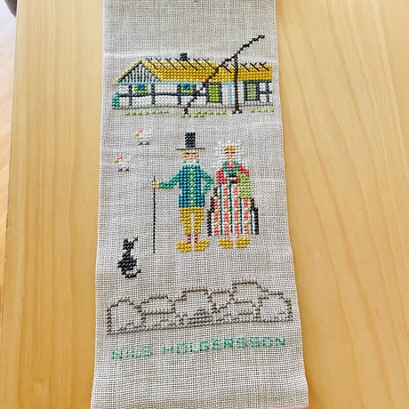 北欧ヴィンテージ/北欧刺繍タペストリー/ニルスの不思議な旅/チークの留め具付き/ロング/108cm