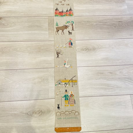 北欧ヴィンテージ/北欧刺繍タペストリー/ニルスの不思議な旅/チークの留め具付き/ロング/108cm