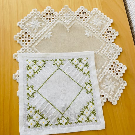 北欧ヴィンテージ/ハダンガー刺繍/北欧刺繍のクロス&ドイリー/2枚セット