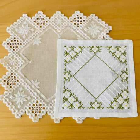 北欧ヴィンテージ/ハダンガー刺繍/北欧刺繍のクロス&ドイリー/2枚セット
