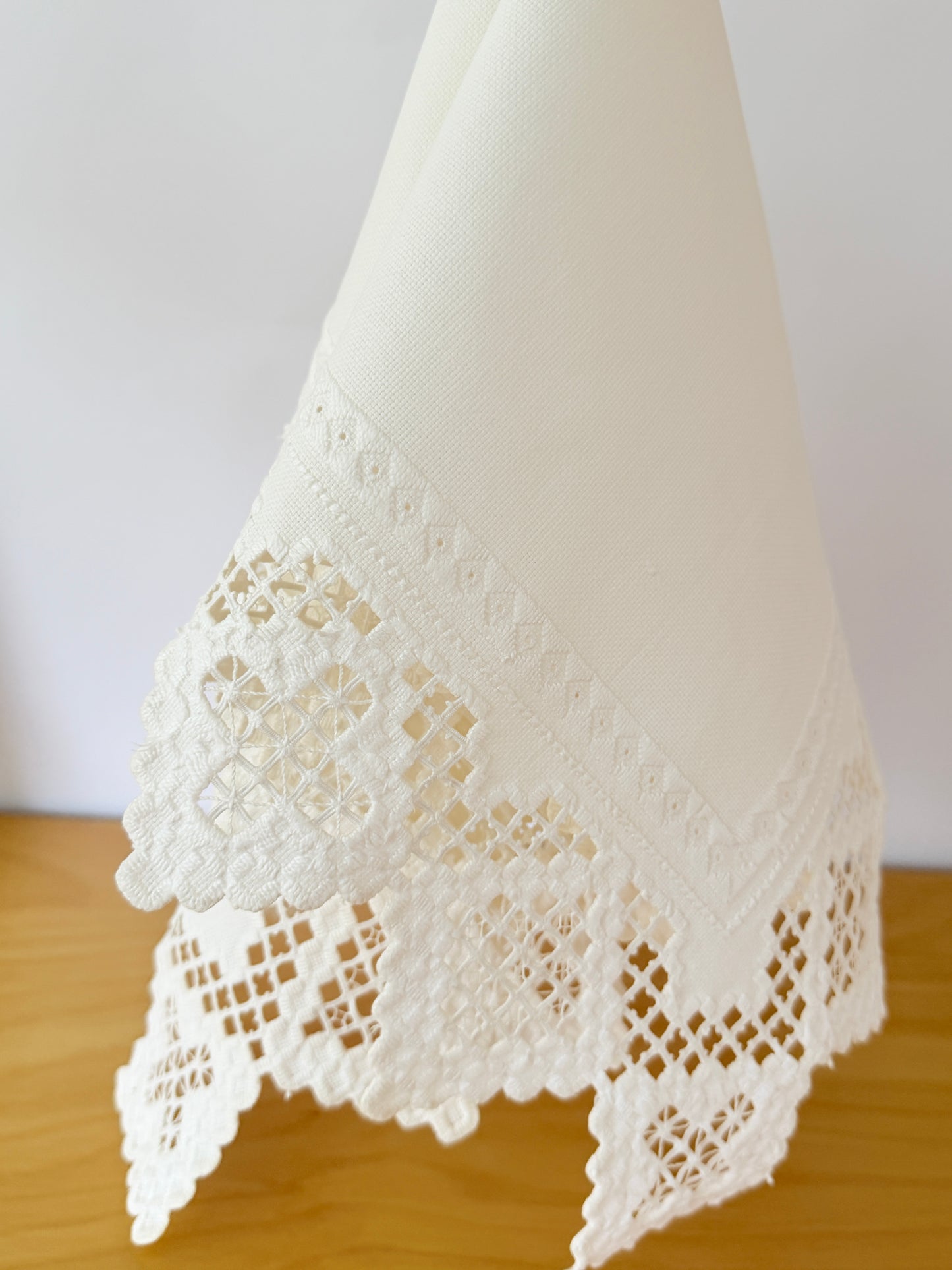 北欧手工芸/ハタンガー刺繍/テーブルクロス/ホワイト