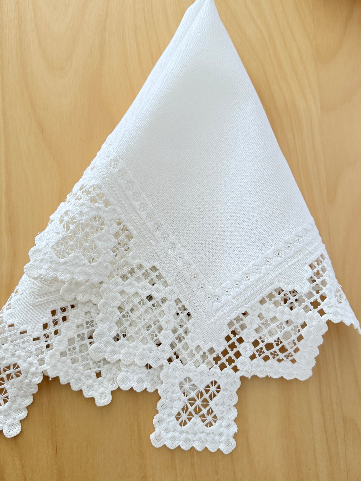 北欧手工芸/ハタンガー刺繍/テーブルクロス/ホワイト