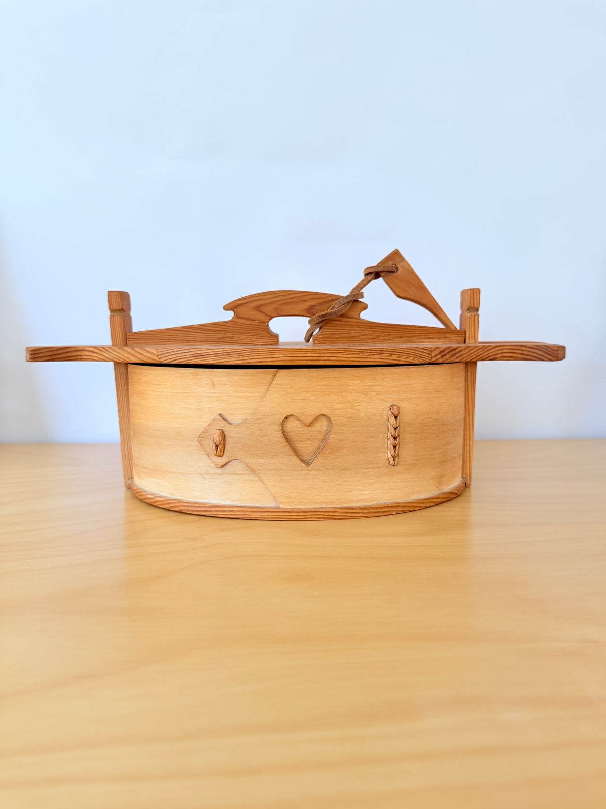 Traditional Scandinavian handicrafts / Vintage / Svepask / Lidded wooden box / With lock