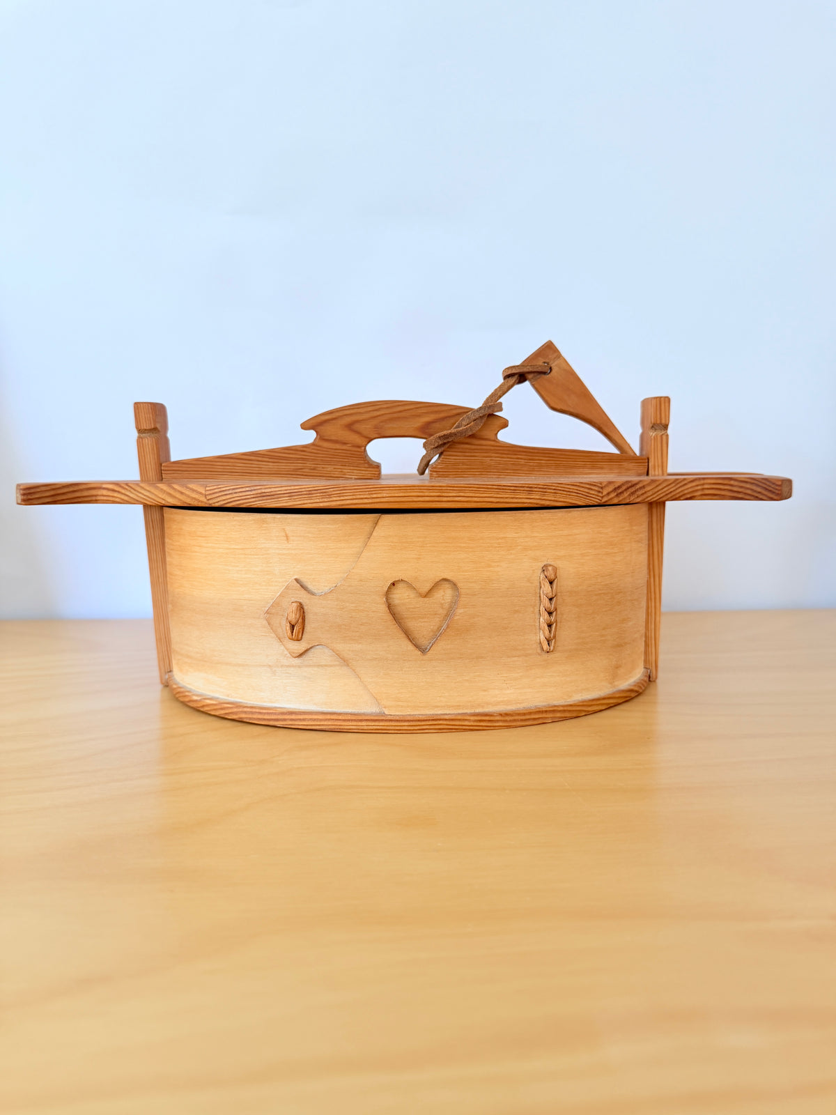 Traditional Scandinavian handicrafts / Vintage / Svepask / Lidded wooden box / With lock