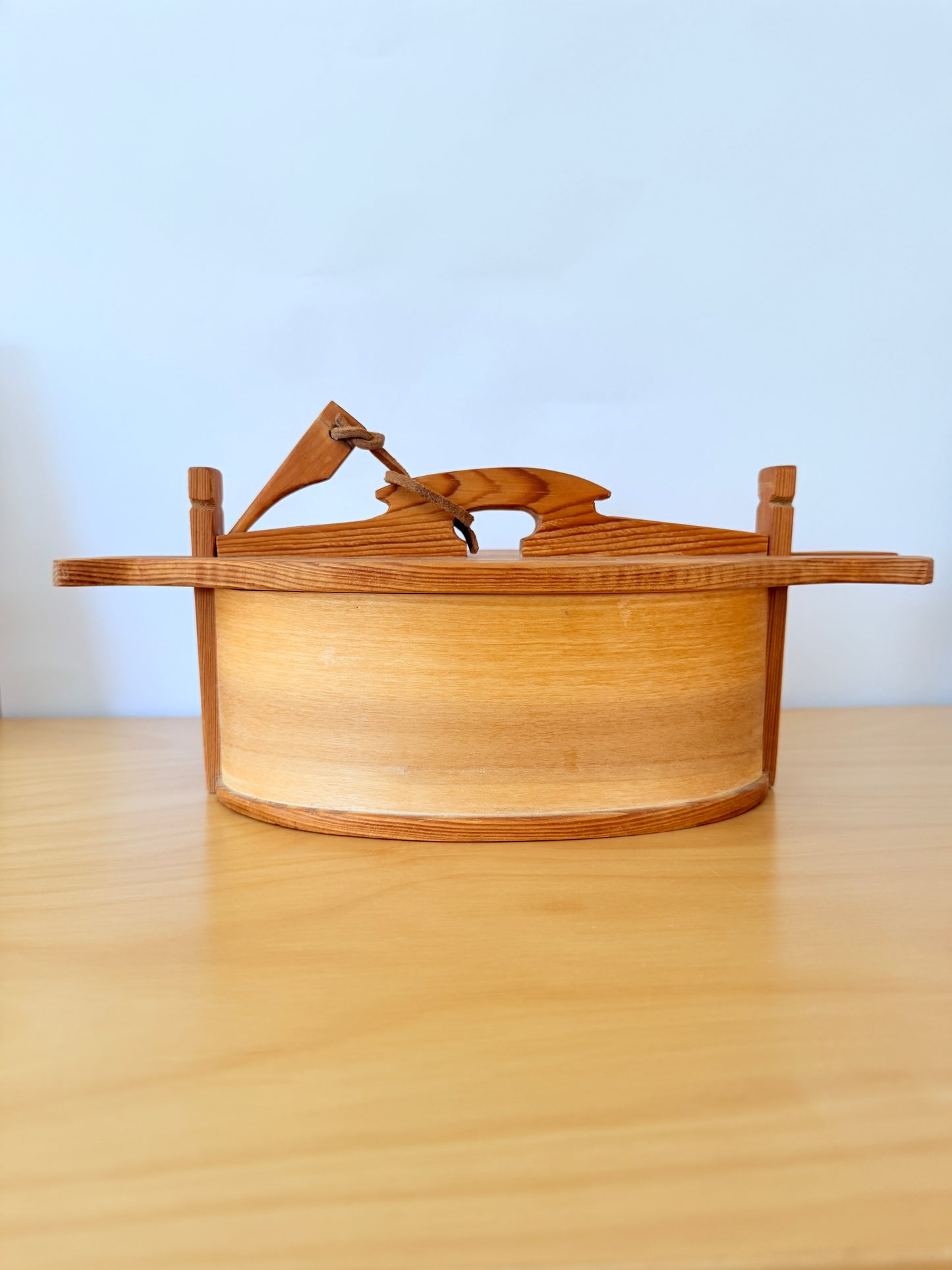 Traditional Scandinavian handicrafts / Vintage / Svepask / Lidded wooden box / With lock