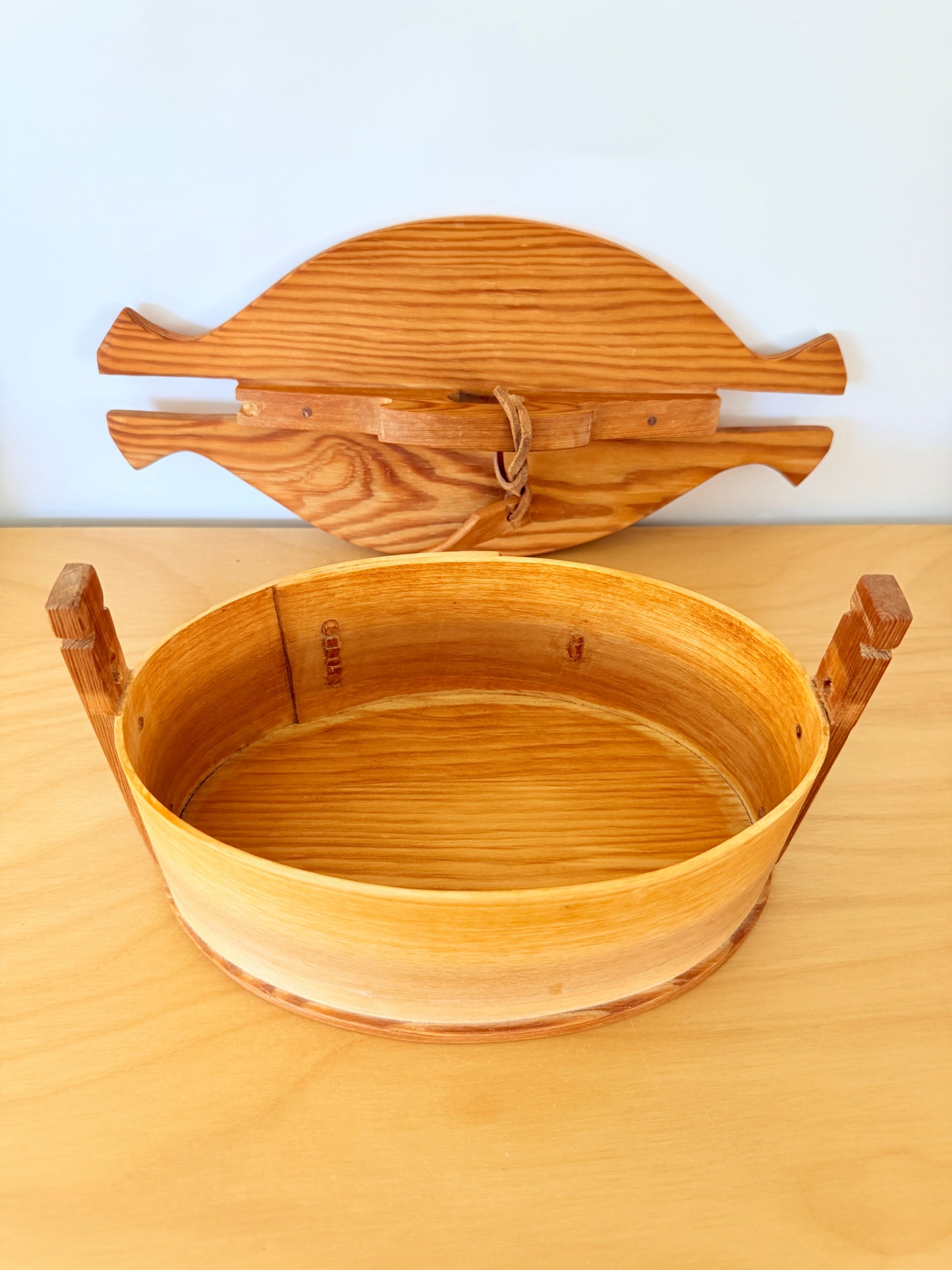 Traditional Scandinavian handicrafts / Vintage / Svepask / Lidded wooden box / With lock