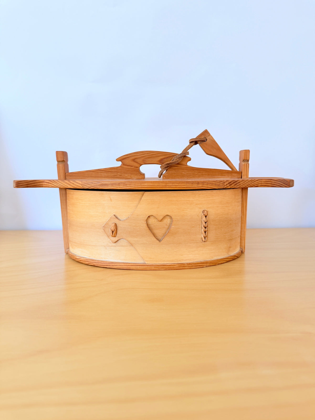 Traditional Scandinavian handicrafts / Vintage / Svepask / Lidded wooden box / With lock