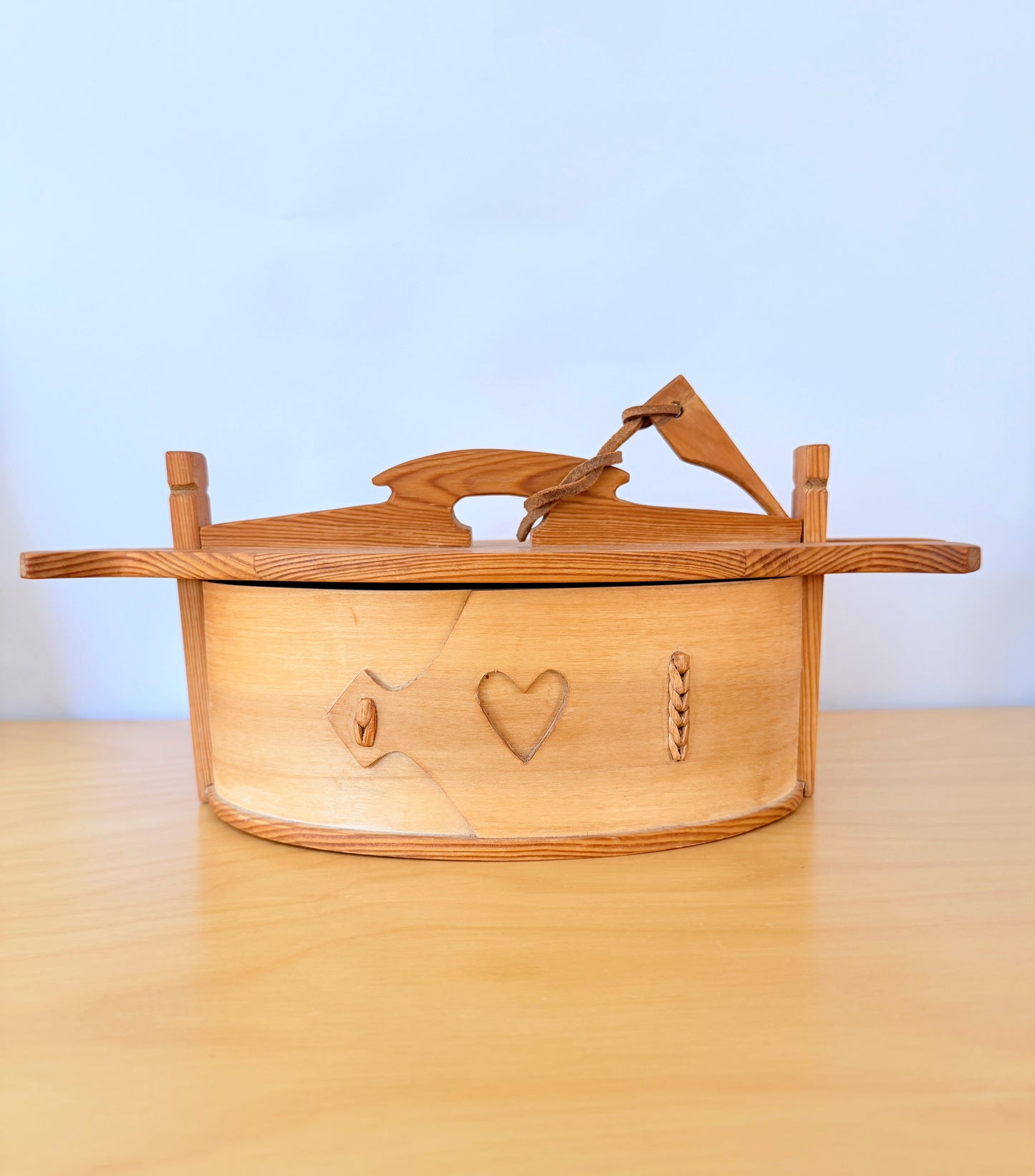Traditional Scandinavian handicrafts / Vintage / Svepask / Lidded wooden box / With lock
