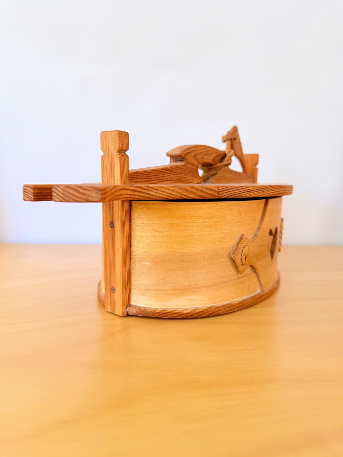 Traditional Scandinavian handicrafts / Vintage / Svepask / Lidded wooden box / With lock