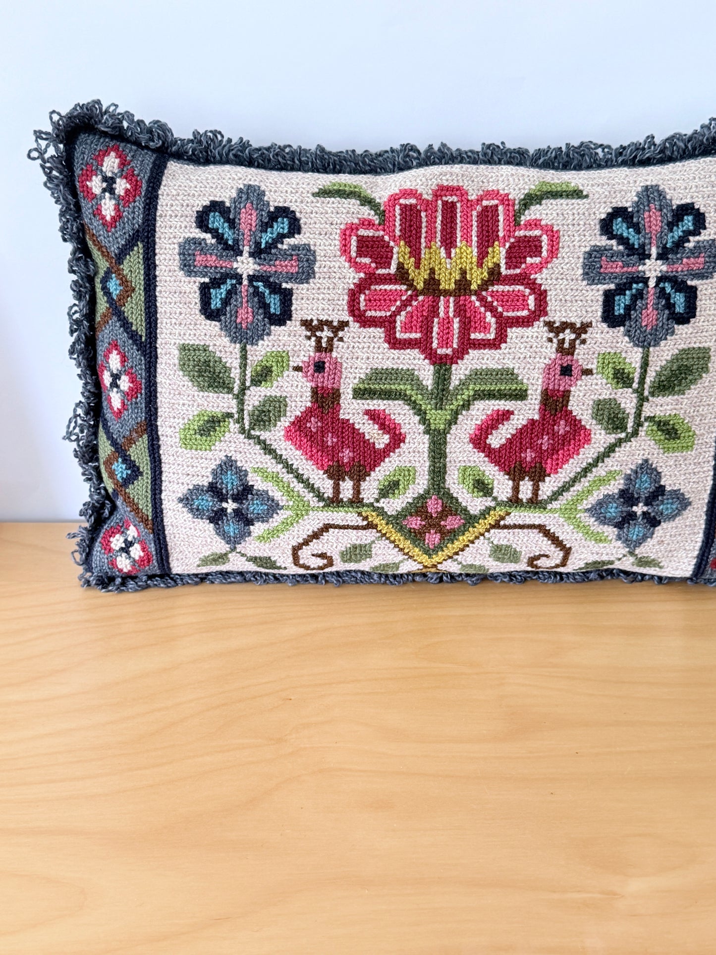 北欧伝統手工芸/トヴィストスム刺繍/クッション/クジャクとお花柄