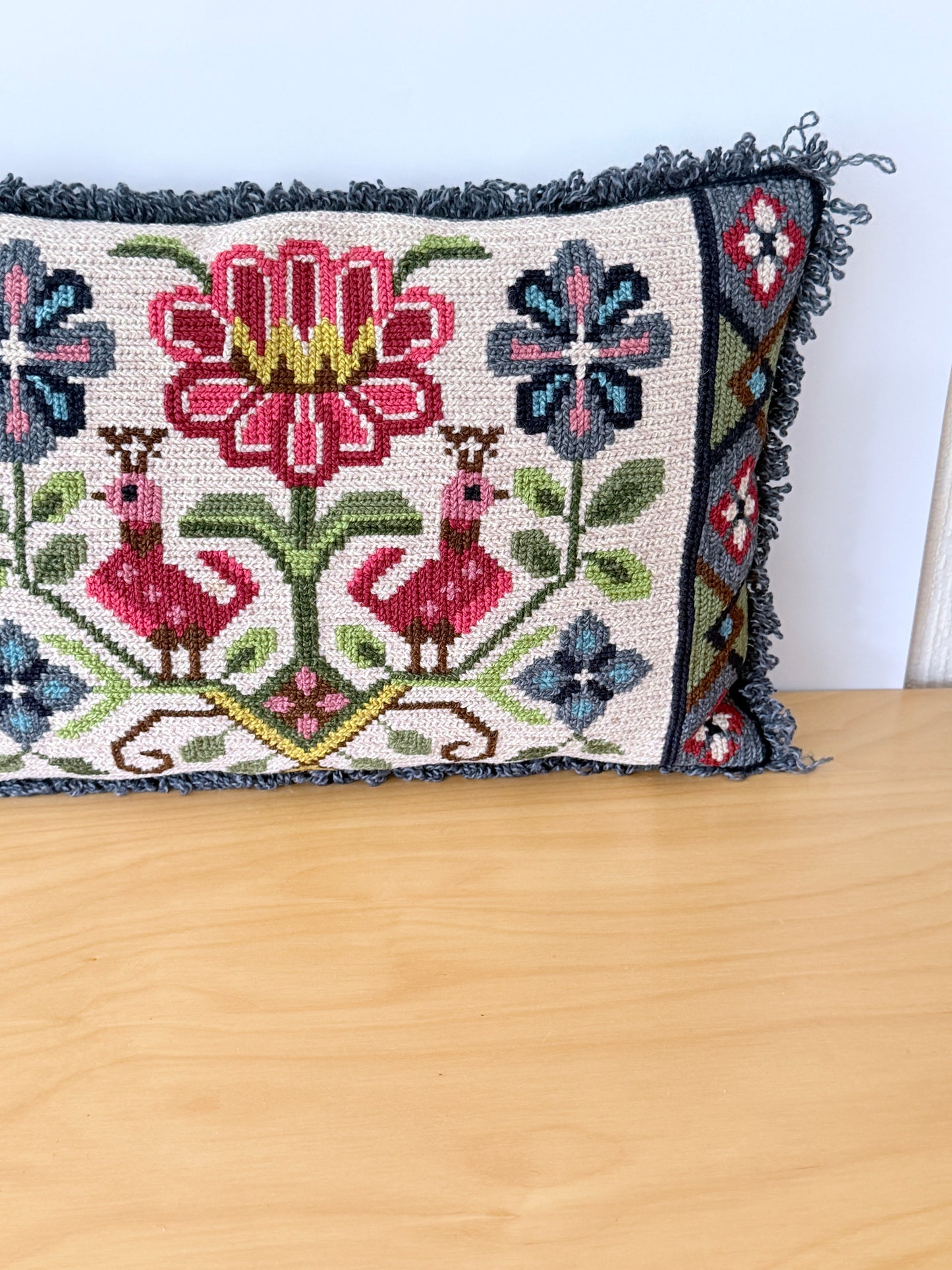 北欧伝統手工芸/トヴィストスム刺繍/クッション/クジャクとお花柄