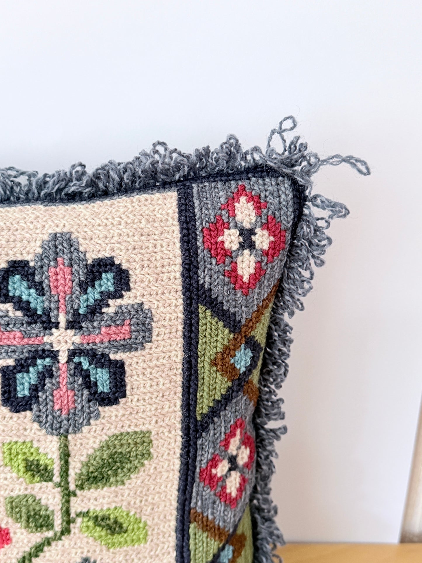 北欧伝統手工芸/トヴィストスム刺繍/クッション/クジャクとお花柄