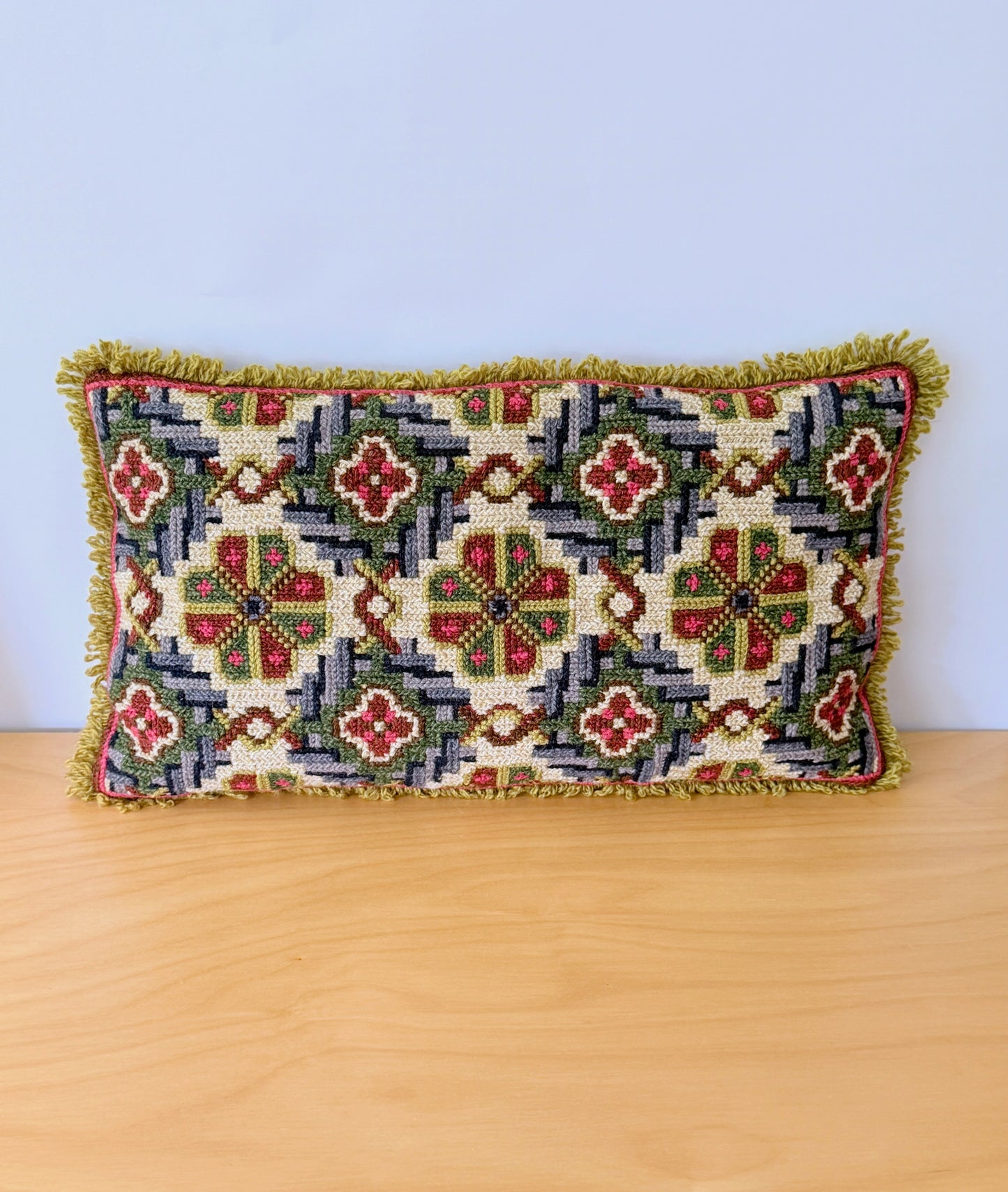 北欧伝統手工芸/Tvistsöm/トヴィスト刺繍/クッション