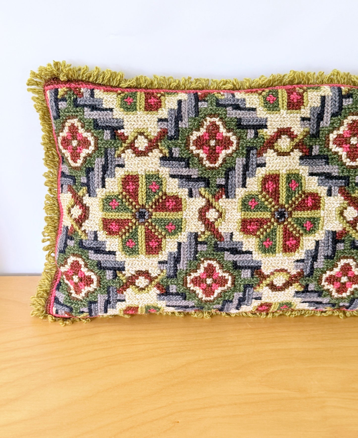 北欧伝統手工芸/Tvistsöm/トヴィスト刺繍/クッション