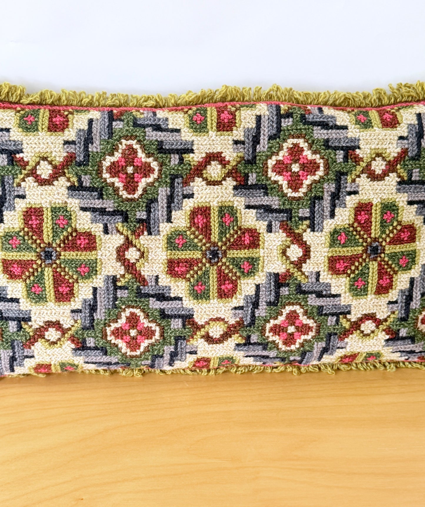 北欧伝統手工芸/Tvistsöm/トヴィスト刺繍/クッション