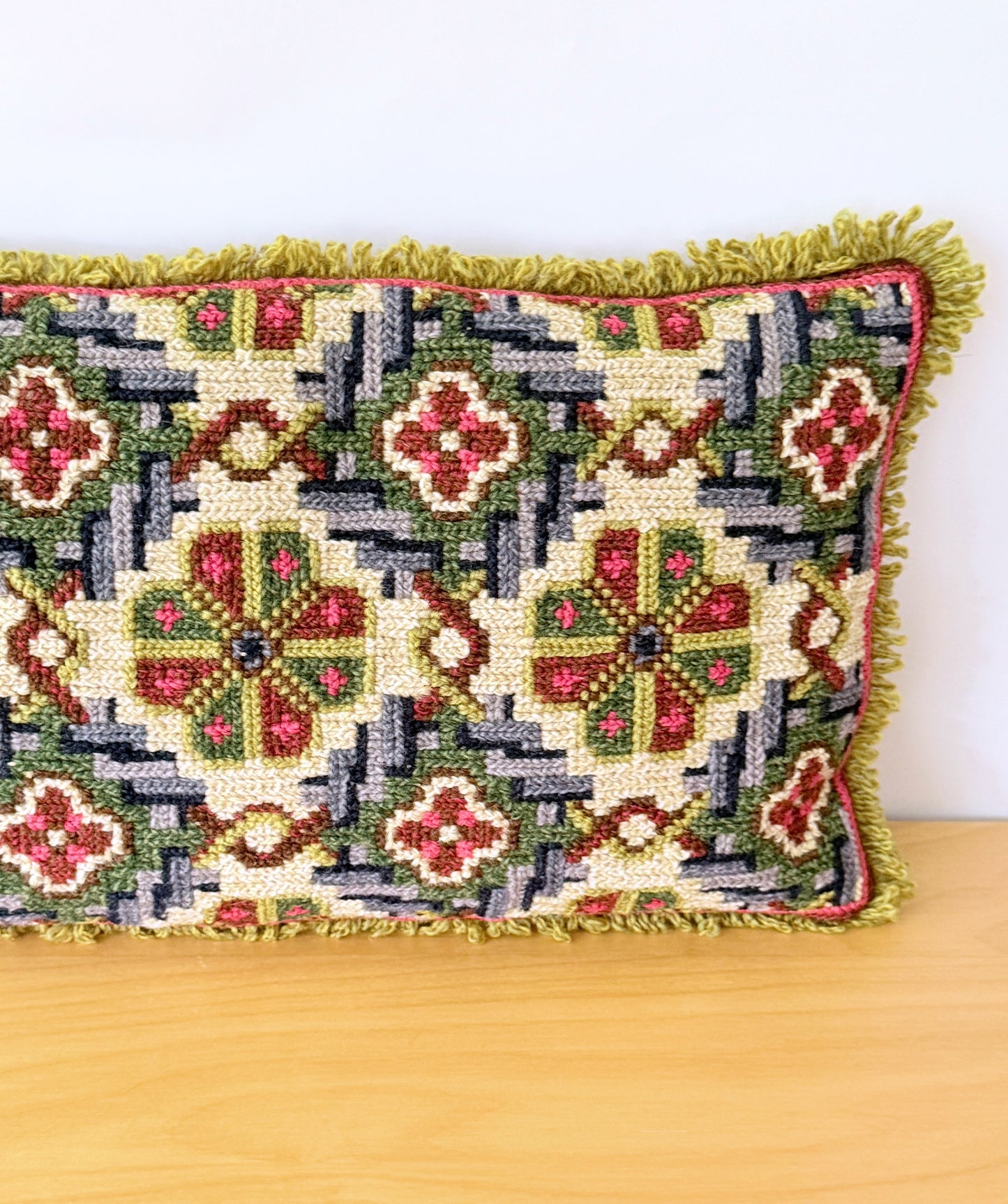 北欧伝統手工芸/Tvistsöm/トヴィスト刺繍/クッション