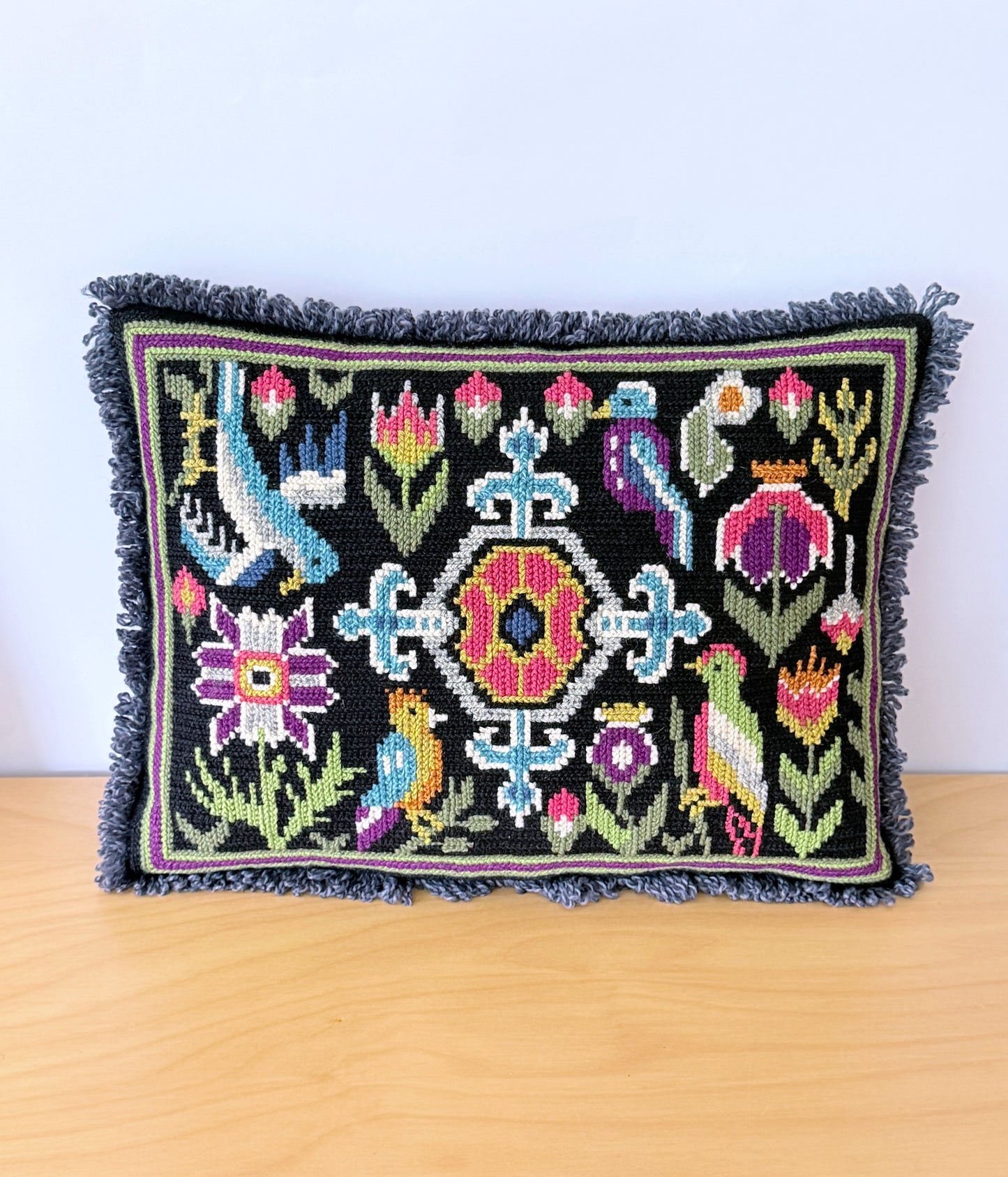 北欧伝統手工芸/Tvistsöm/トヴィスト刺繍/クッション/ツバメとお花