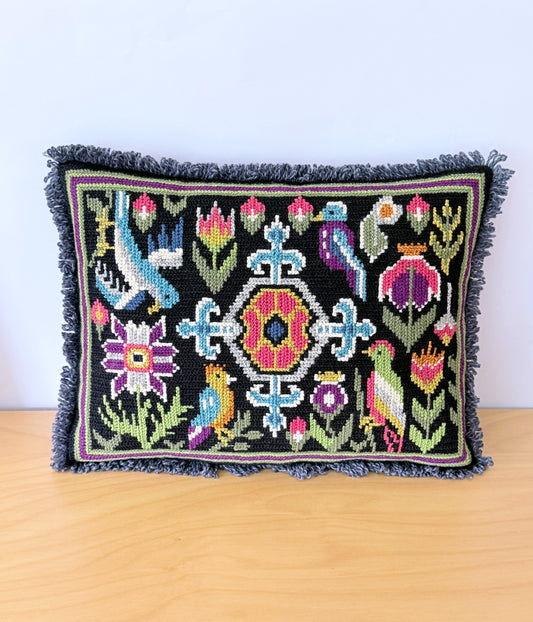北欧伝統手工芸/Tvistsöm/トヴィスト刺繍/クッション/ツバメとお花