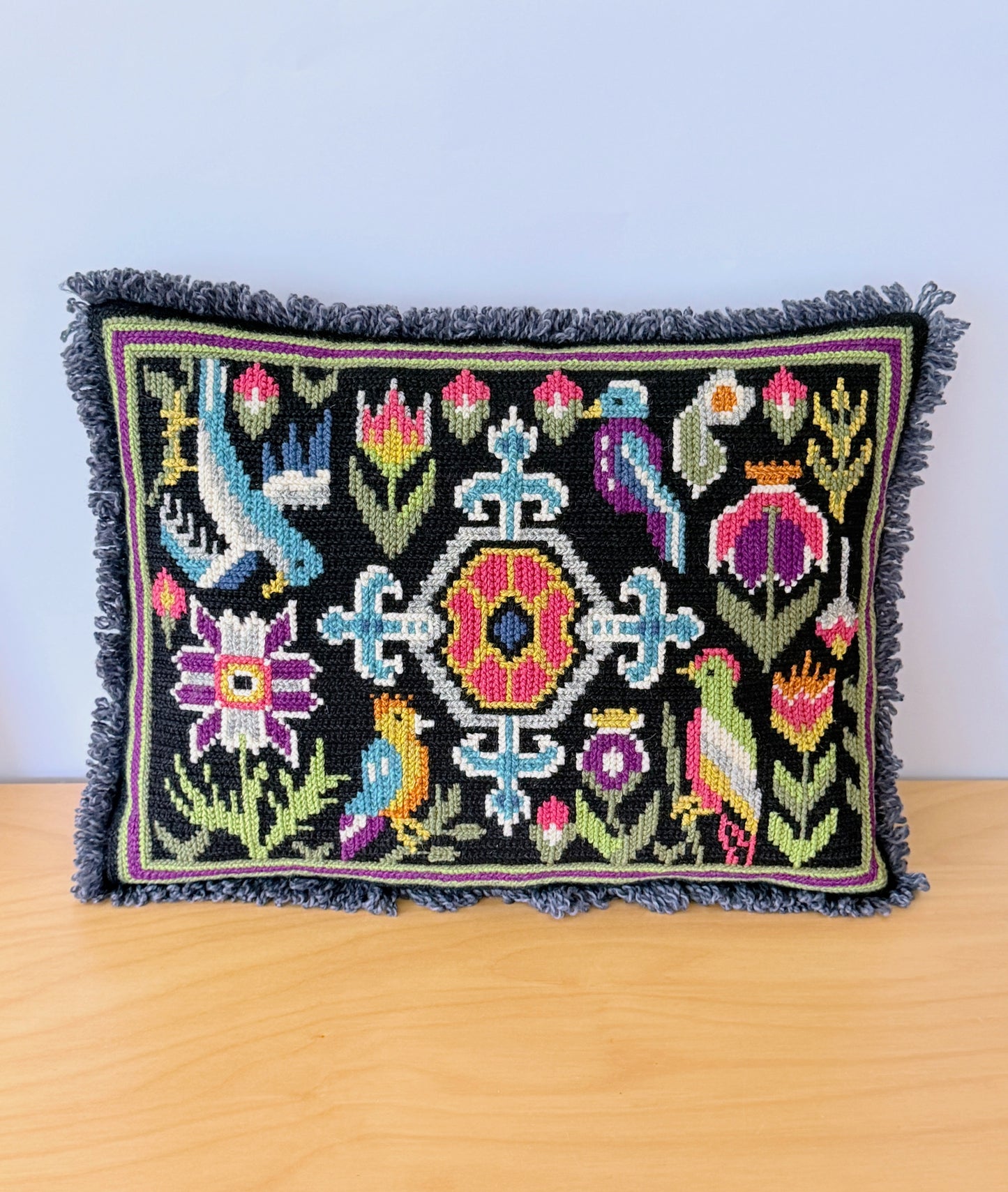 北欧伝統手工芸/Tvistsöm/トヴィスト刺繍/クッション/ツバメとお花