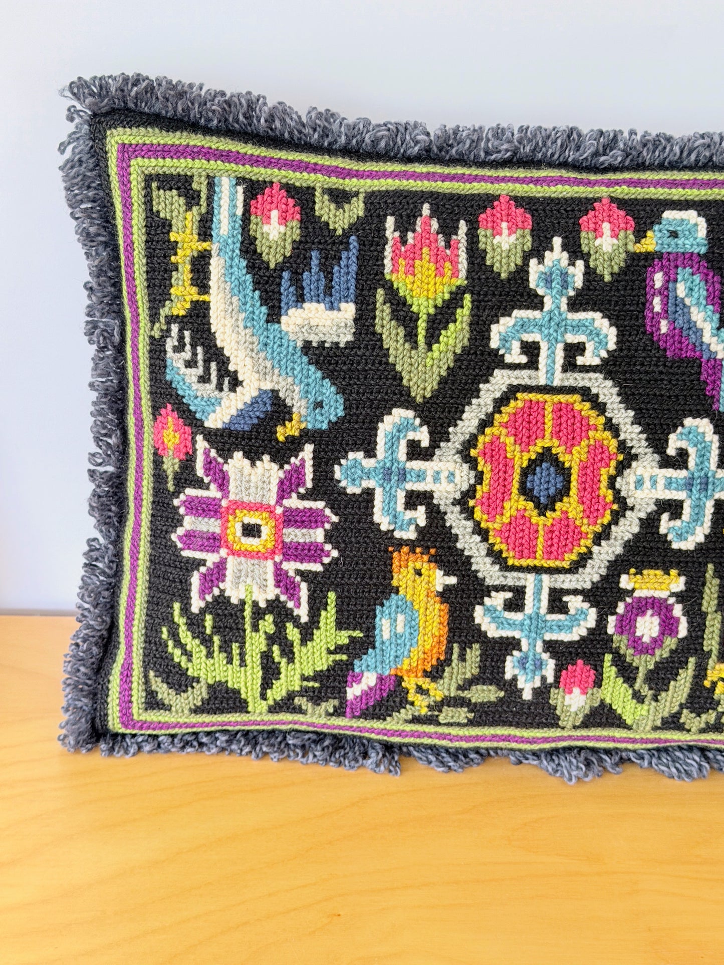 北欧伝統手工芸/Tvistsöm/トヴィスト刺繍/クッション/ツバメとお花