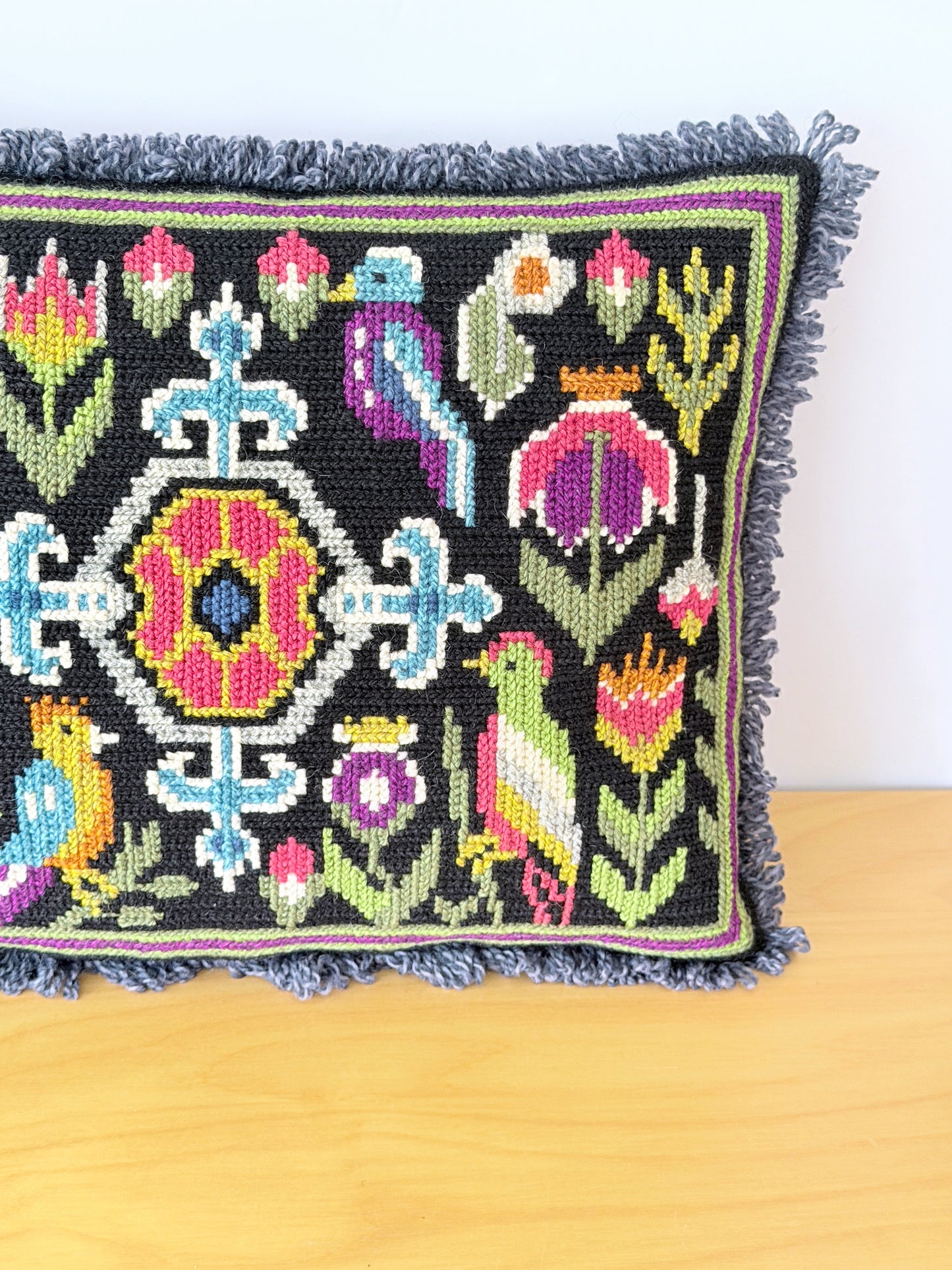 北欧伝統手工芸/Tvistsöm/トヴィスト刺繍/クッション/ツバメとお花