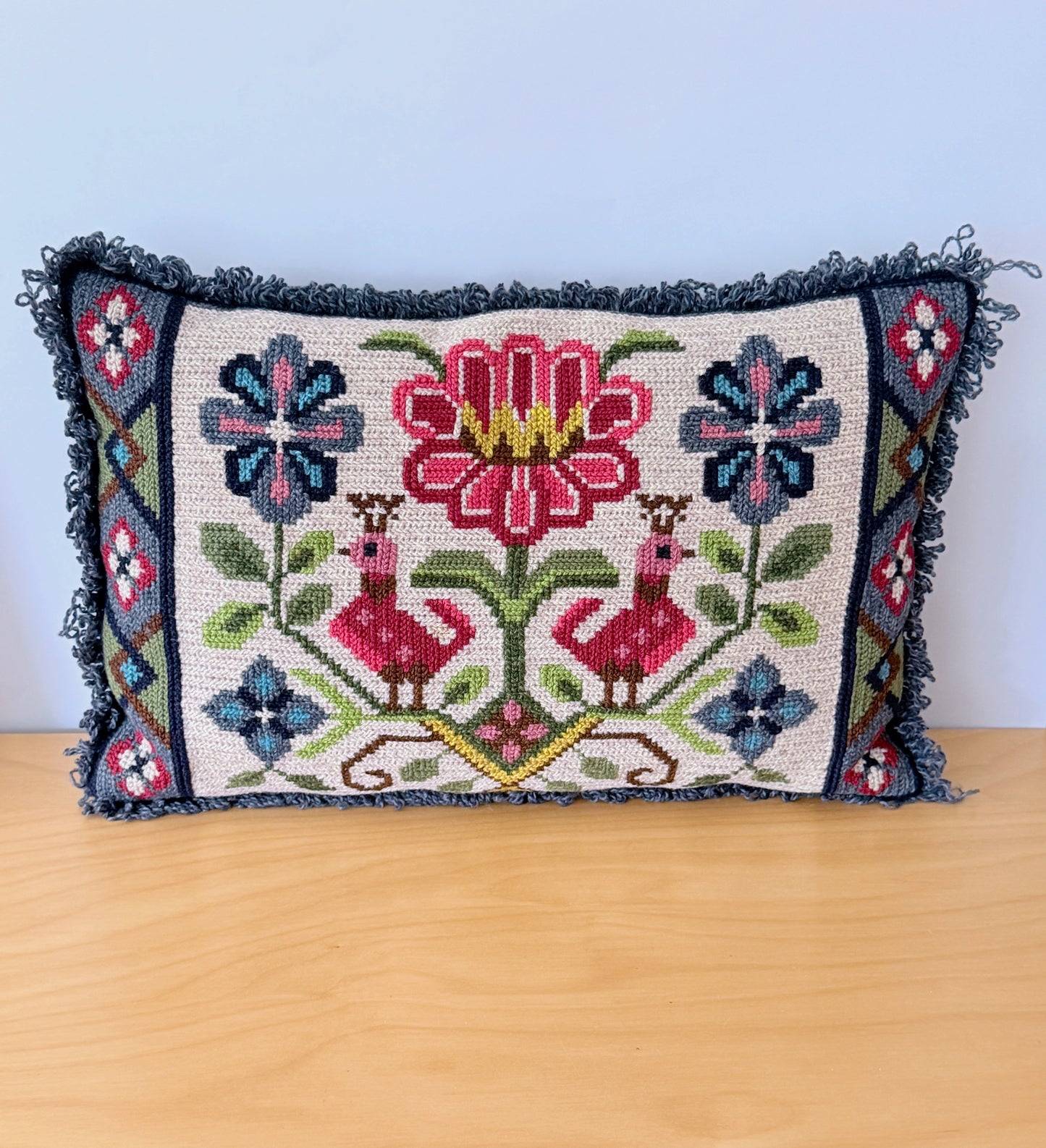 北欧伝統手工芸/トヴィストスム刺繍/クッション/クジャクとお花柄